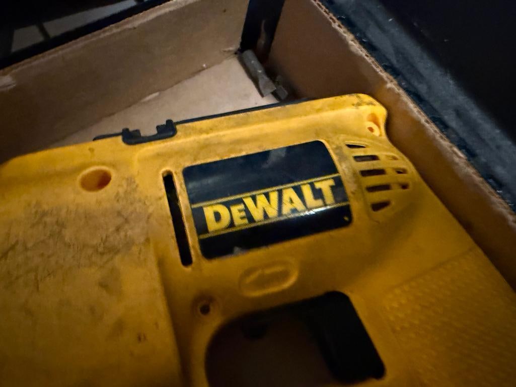 DEWALT DW944 VERSA CLUTCH 3/8" VSR CORDLESS DRILL SET - 5