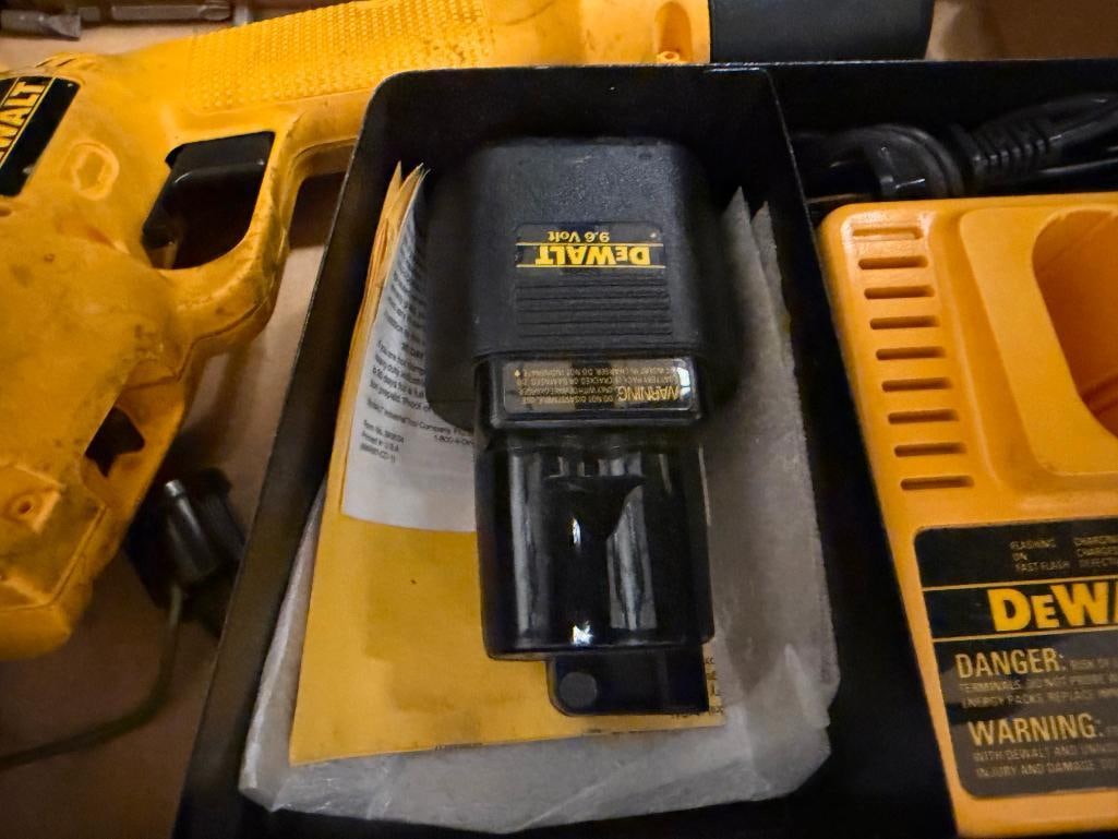 DEWALT DW944 VERSA CLUTCH 3/8" VSR CORDLESS DRILL SET - 9