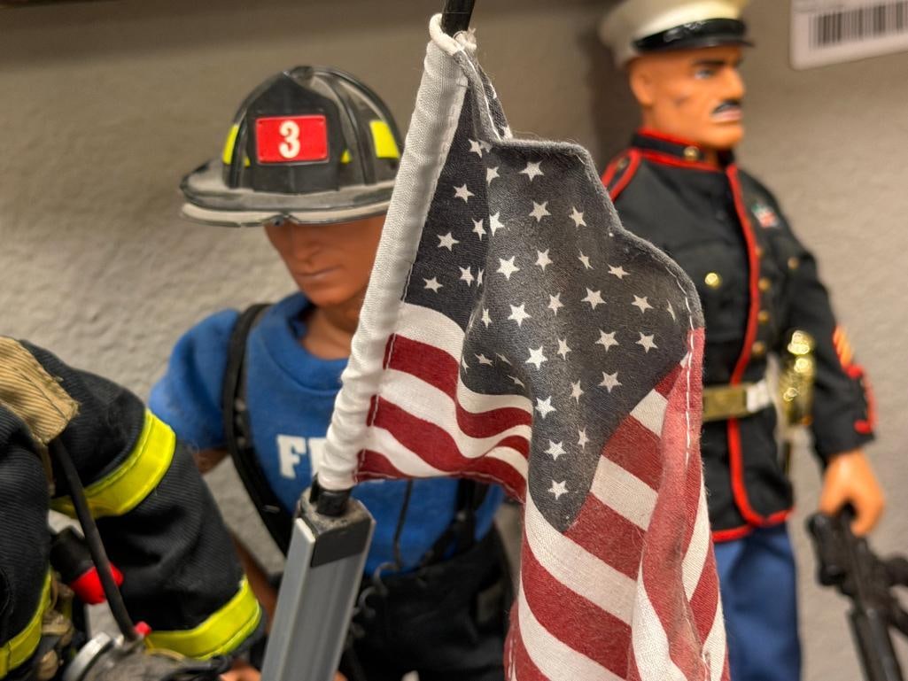 FDNY FIREFIGHTERS 9/11 TRIBUTE FIGURES AND 1992 G.I. JOE HASBRO HALL OF FAME DRESS MARINE GUNG HO - 5