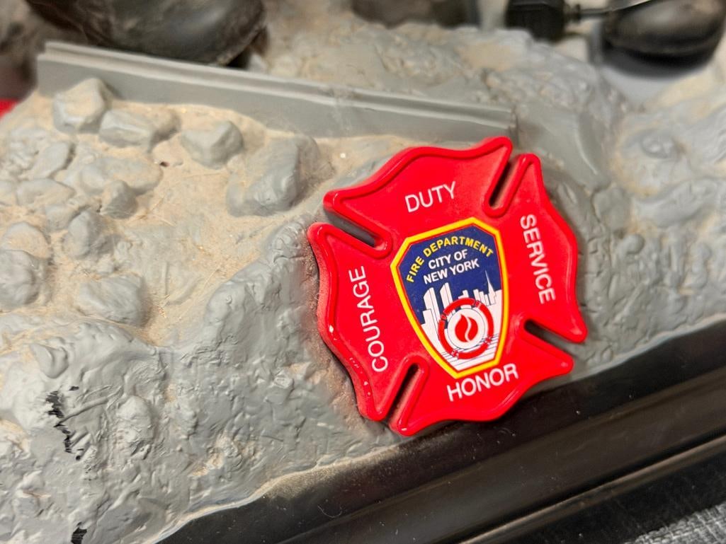 FDNY FIREFIGHTERS 9/11 TRIBUTE FIGURES AND 1992 G.I. JOE HASBRO HALL OF FAME DRESS MARINE GUNG HO - 6