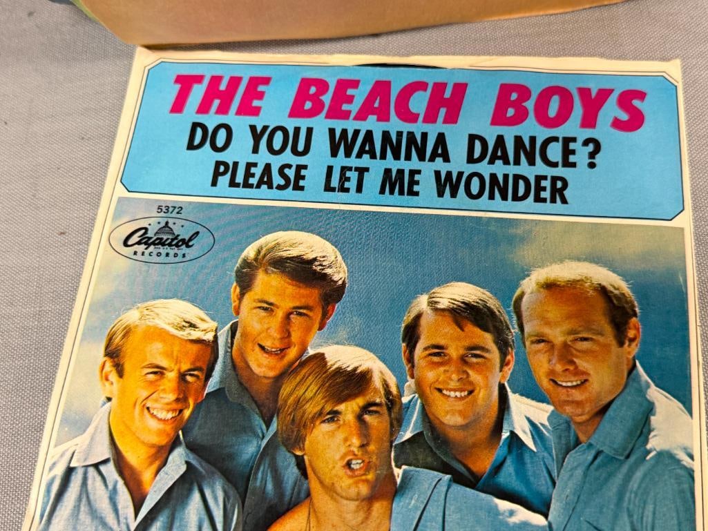 12 45 RPM VINYL ALBUMS THE BEATLES, THE BEACH BOYS, ROY ORBISON, FRANKIE AVALON, BOBBY VINTON - 10