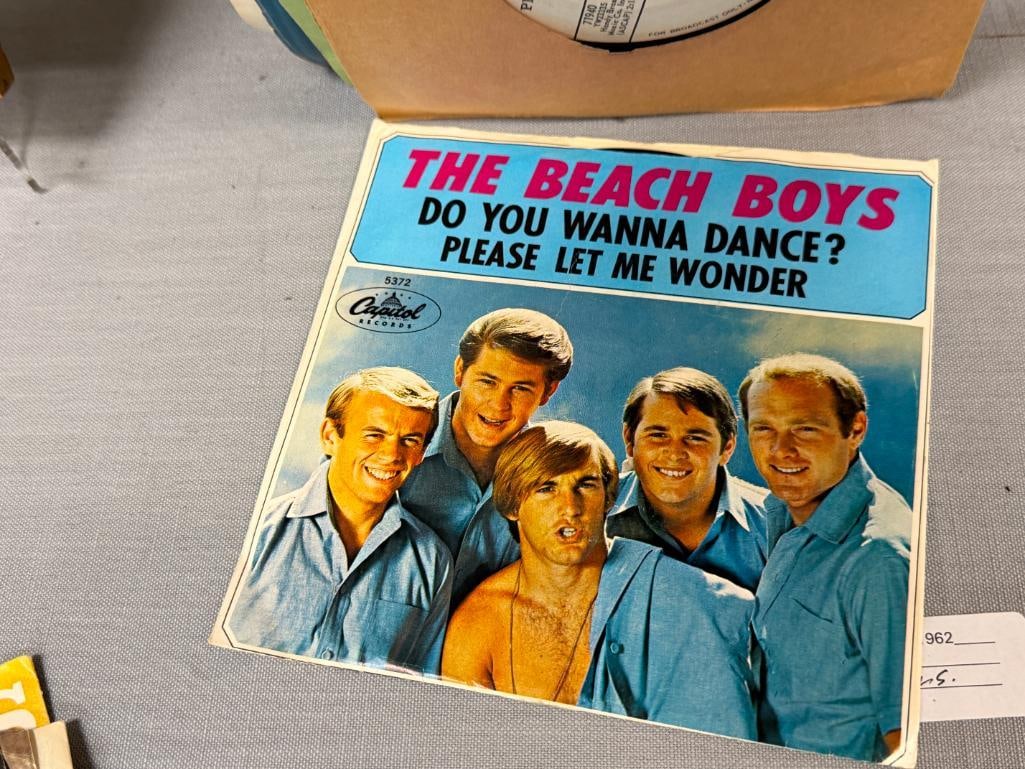 12 45 RPM VINYL ALBUMS THE BEATLES, THE BEACH BOYS, ROY ORBISON, FRANKIE AVALON, BOBBY VINTON - 9