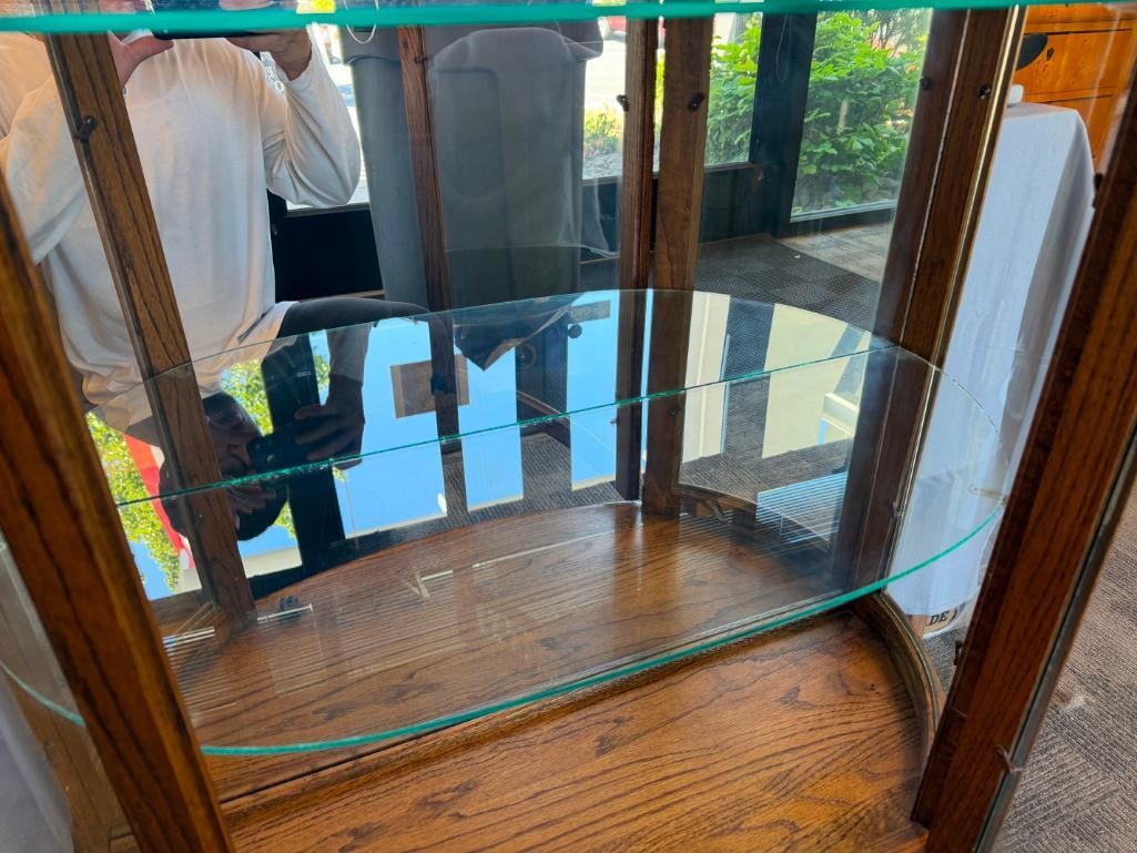 20TH CENTURY OAK BOW FRONT DISPLAY / CURIO CABINET - 10
