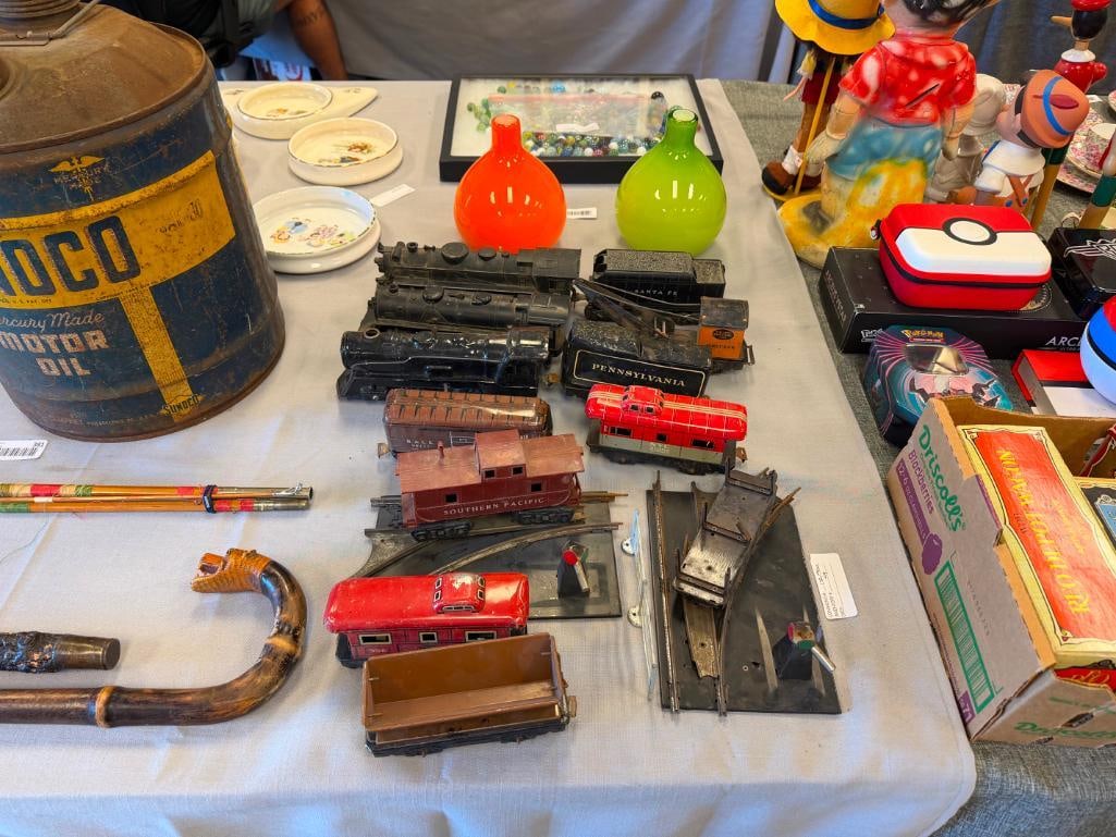 VINTAGE MARX AND LIONEL 027 GAUGE TIN LITHO AND PLASTIC LOCOMOTIVES AND TRAIN CARS - 2