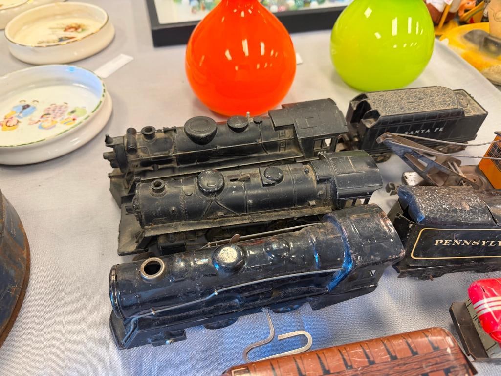 VINTAGE MARX AND LIONEL 027 GAUGE TIN LITHO AND PLASTIC LOCOMOTIVES AND TRAIN CARS - 3