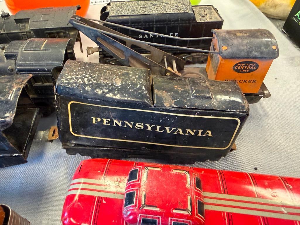 VINTAGE MARX AND LIONEL 027 GAUGE TIN LITHO AND PLASTIC LOCOMOTIVES AND TRAIN CARS - 4