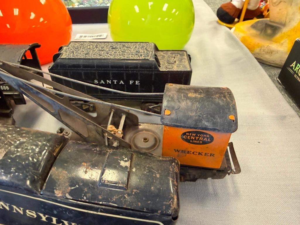 VINTAGE MARX AND LIONEL 027 GAUGE TIN LITHO AND PLASTIC LOCOMOTIVES AND TRAIN CARS - 6