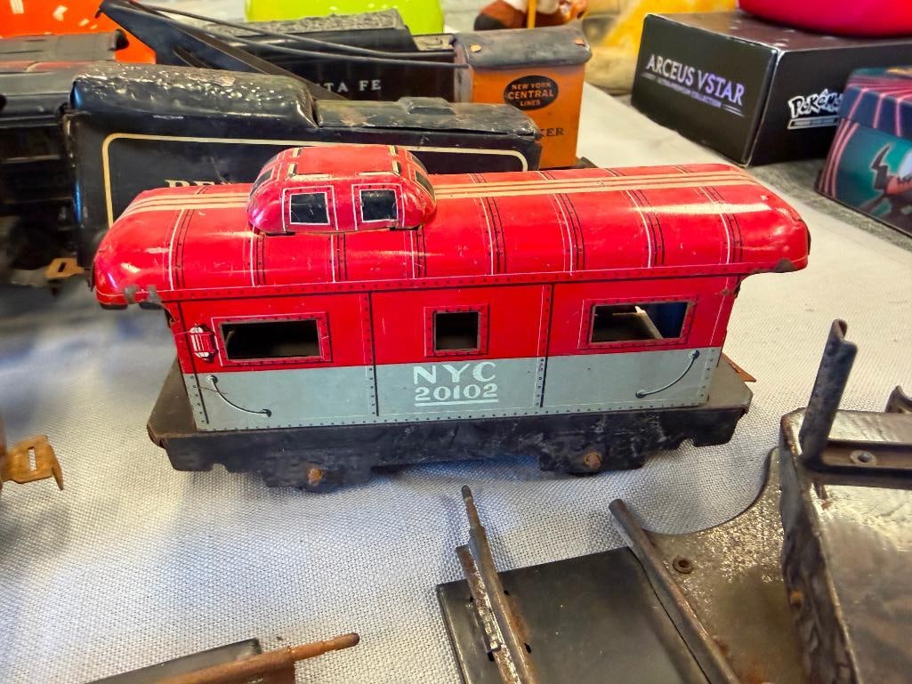 VINTAGE MARX AND LIONEL 027 GAUGE TIN LITHO AND PLASTIC LOCOMOTIVES AND TRAIN CARS - 8