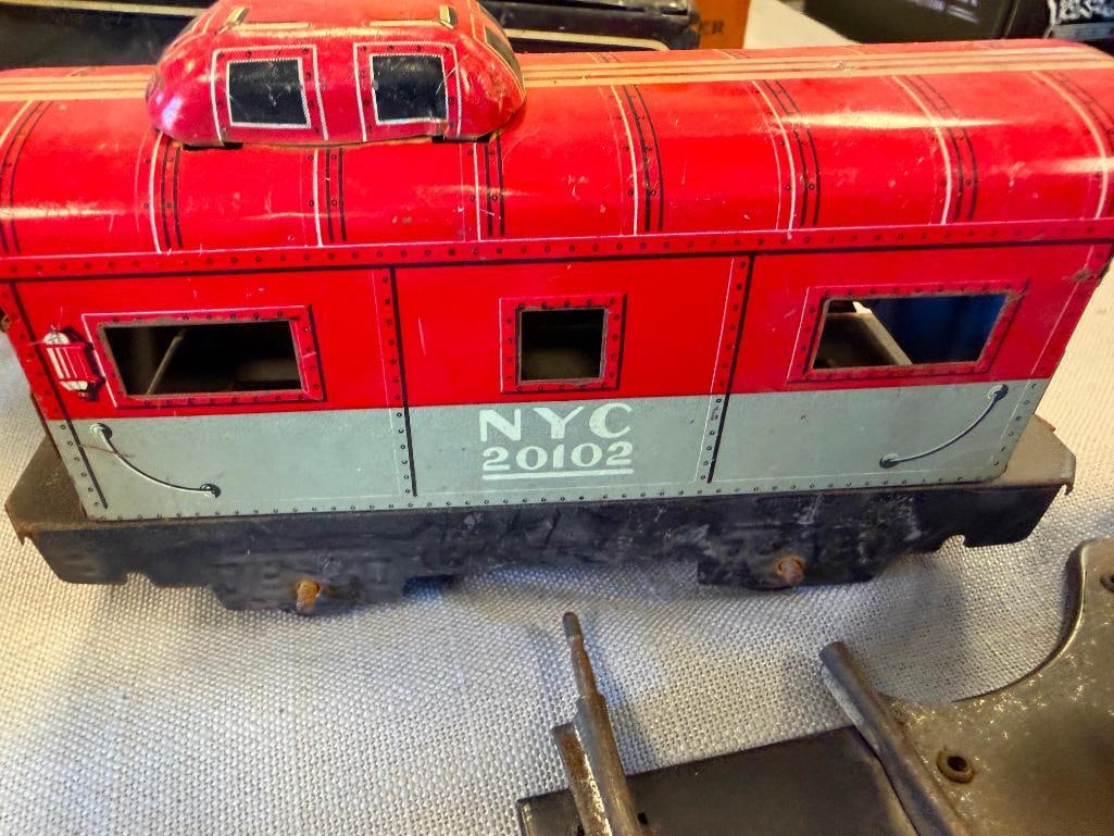 VINTAGE MARX AND LIONEL 027 GAUGE TIN LITHO AND PLASTIC LOCOMOTIVES AND TRAIN CARS - 9