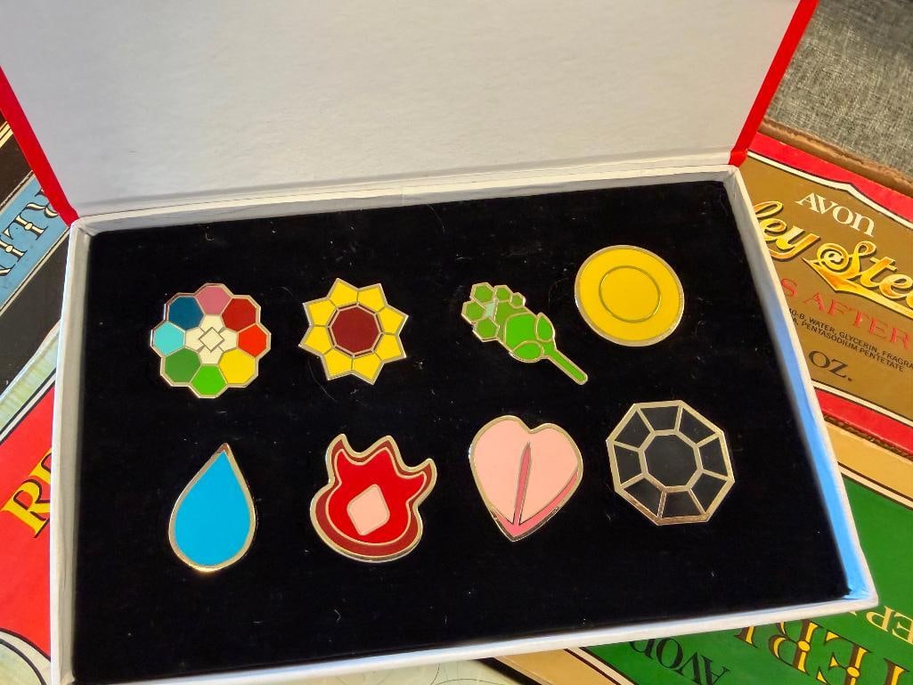 POKEMON GAME TRADING CARDS INCLUDES ARCEUS VSTAR DECK SET, FOLIO CARDS, INDIGO GYM BADGES - 12