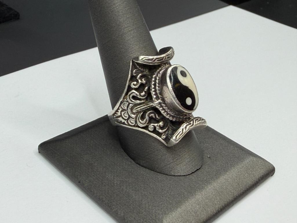 VINTAGE STERLING SILVER YIN AND YANG ASIAN DESIGN RING - 2
