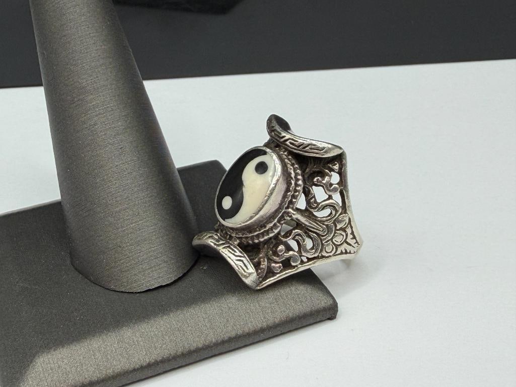VINTAGE STERLING SILVER YIN AND YANG ASIAN DESIGN RING - 3