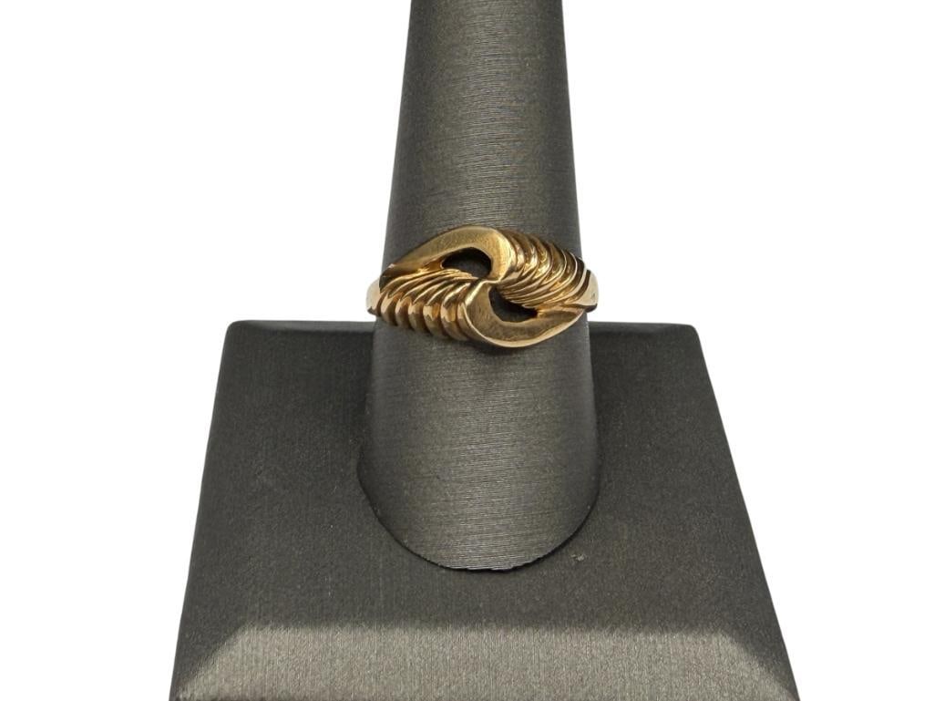 10K YELLOW GOLD RIBBED BYPASS FASHION RING: SIZE 9 3/4, 7/16" FRONT, 3.31 GRAMS