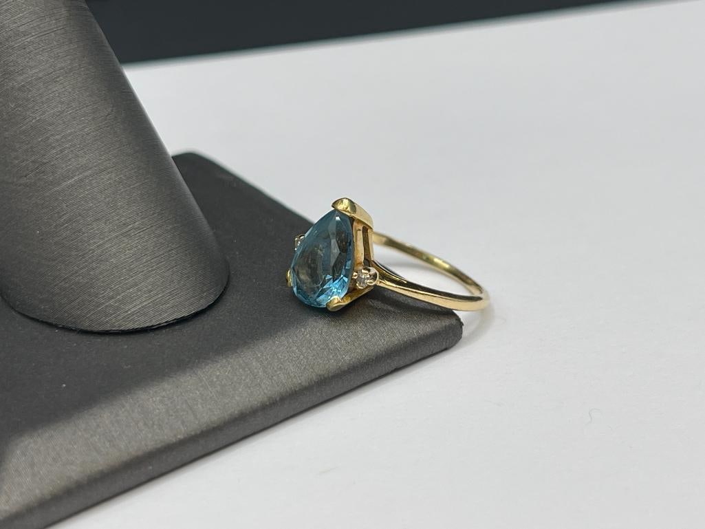 14K YELLOW GOLD PEAR CUT BLUE TOPAZ AND ROUND BRILLIANT CUT DIAMOND RING - 3
