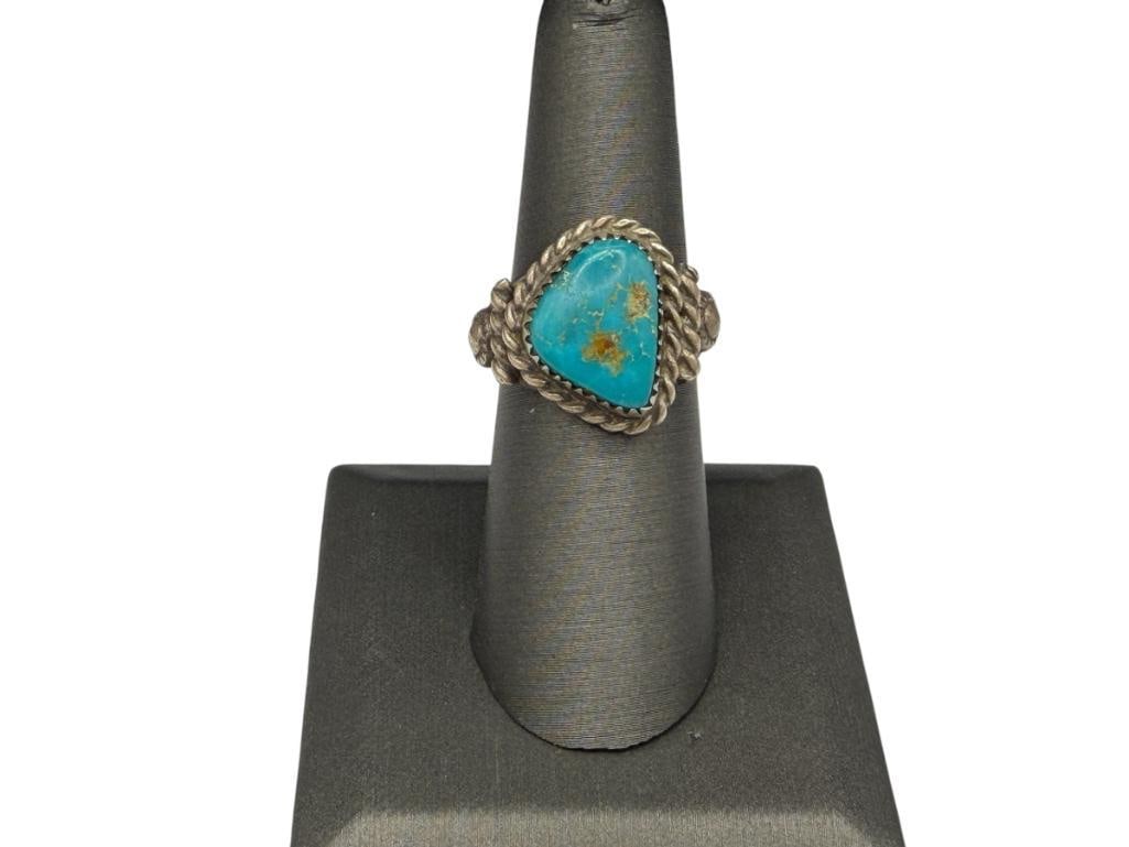 VINTAGE NAVAJO STERLING SILVER TURQUOISE RING (1 of 4)
