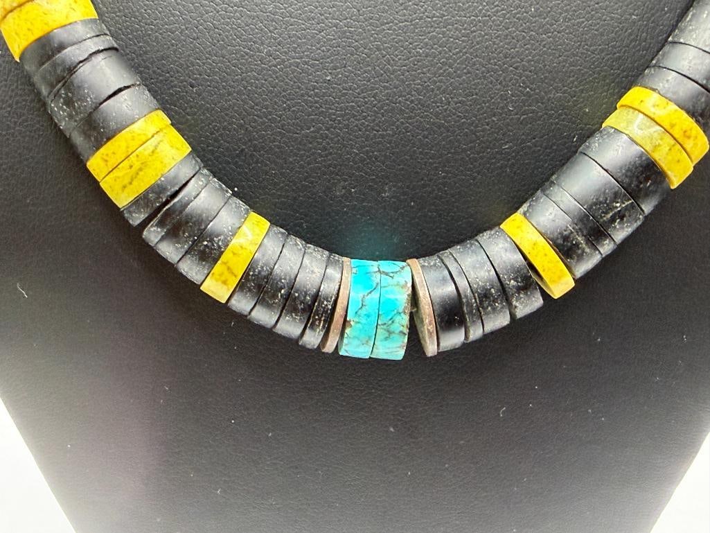 VINTAGE NAVAJO TURQUOISE AND JET HEISHI BEAD NECKLACE FEATURING GRADUATED DESIGN - 2