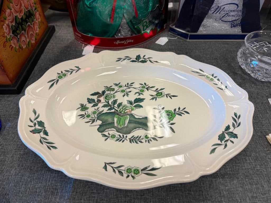 VINTAGE WEDGWOOD GREEN LEAF QUEENS SHAPE SERVING PLATTERS AS DESIGNED FOR QUEEN CHARLOTTE 1765 - 7