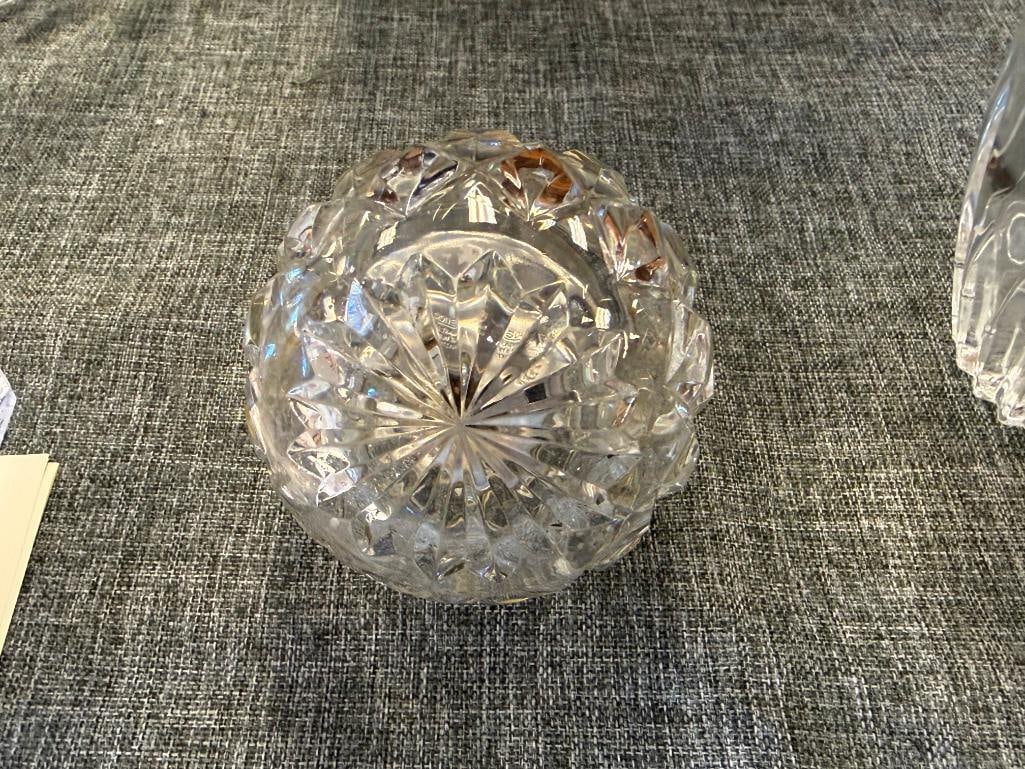 THREE VINTAGE GLASS TABLE LIGHTERS WITH CHROME TOPS INCLUDING RONSON LIGHTER - 5