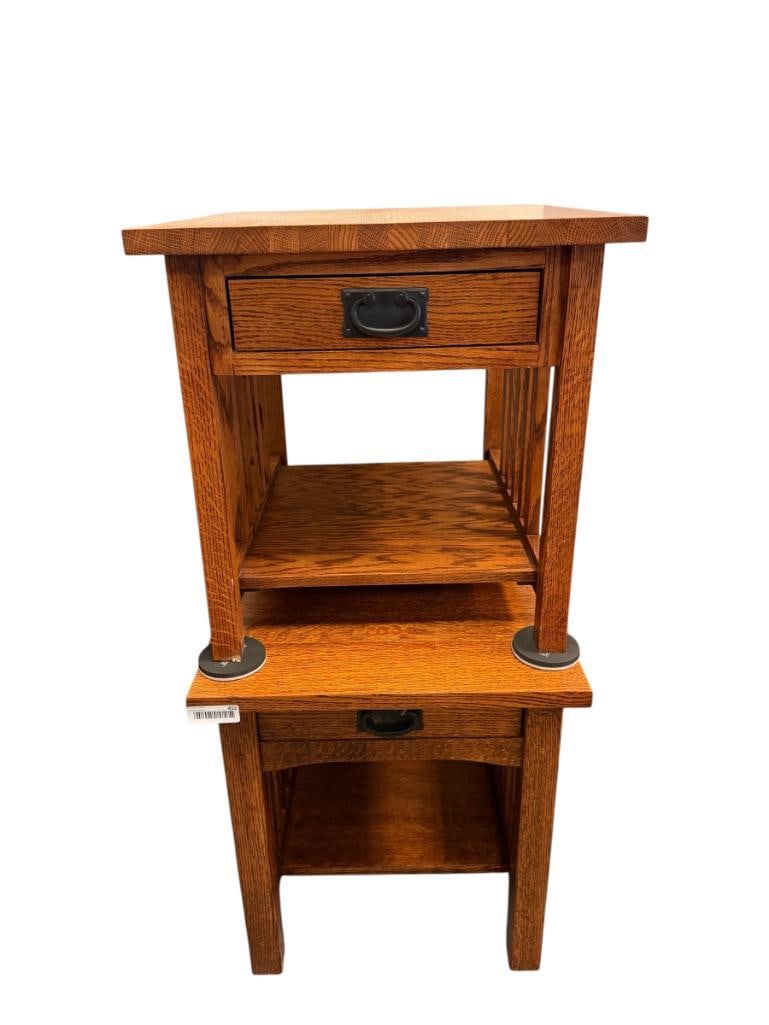 MISSION STYLE QUARTER SAWN OAK GRAIN SINGLE DRAWER ENDTABLES: FEATURE BOTTOM SHELF WITH BRONZE TONED HARDWARE, LIKE-NEW CONDITION 20 1/2" X 26" X 21"