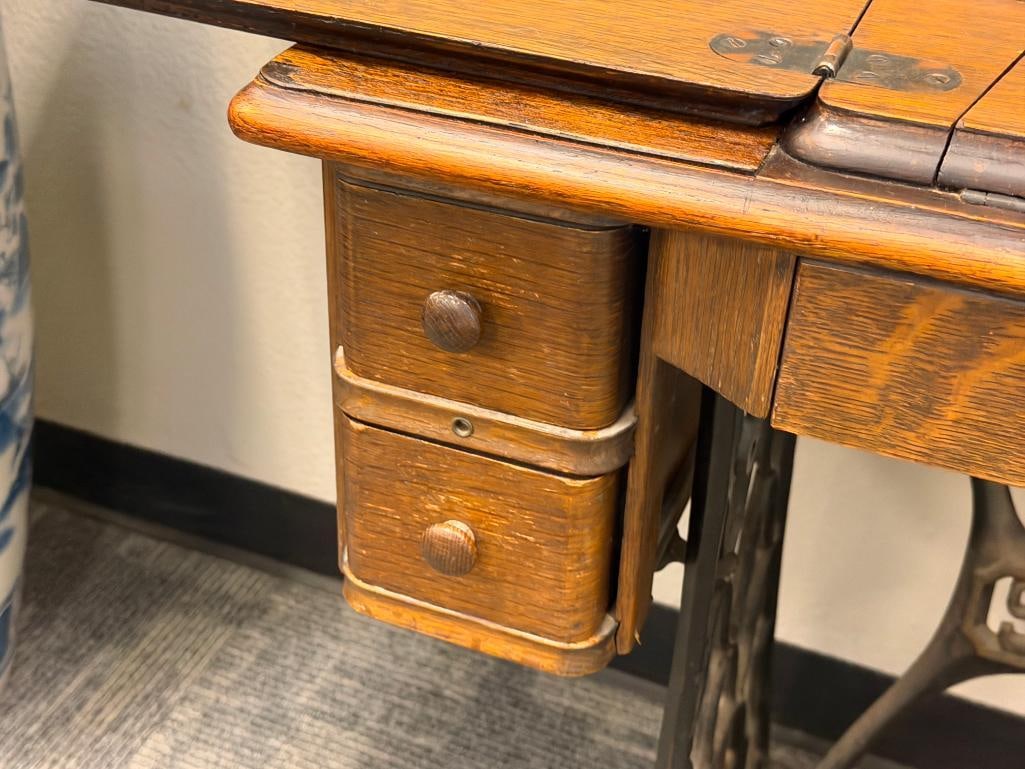 ANTIQUE SINGER TREADLE SEWING MACHINE WITH OAK CABINET AND CAST IRON BASE - 7