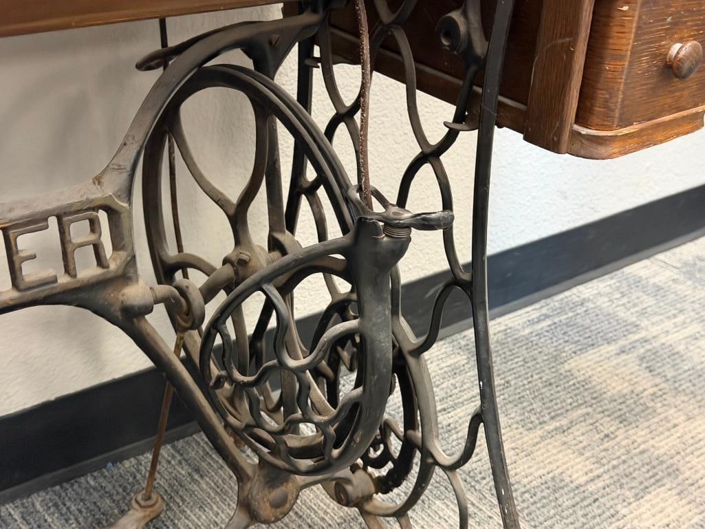 ANTIQUE SINGER TREADLE SEWING MACHINE WITH OAK CABINET AND CAST IRON BASE - 8