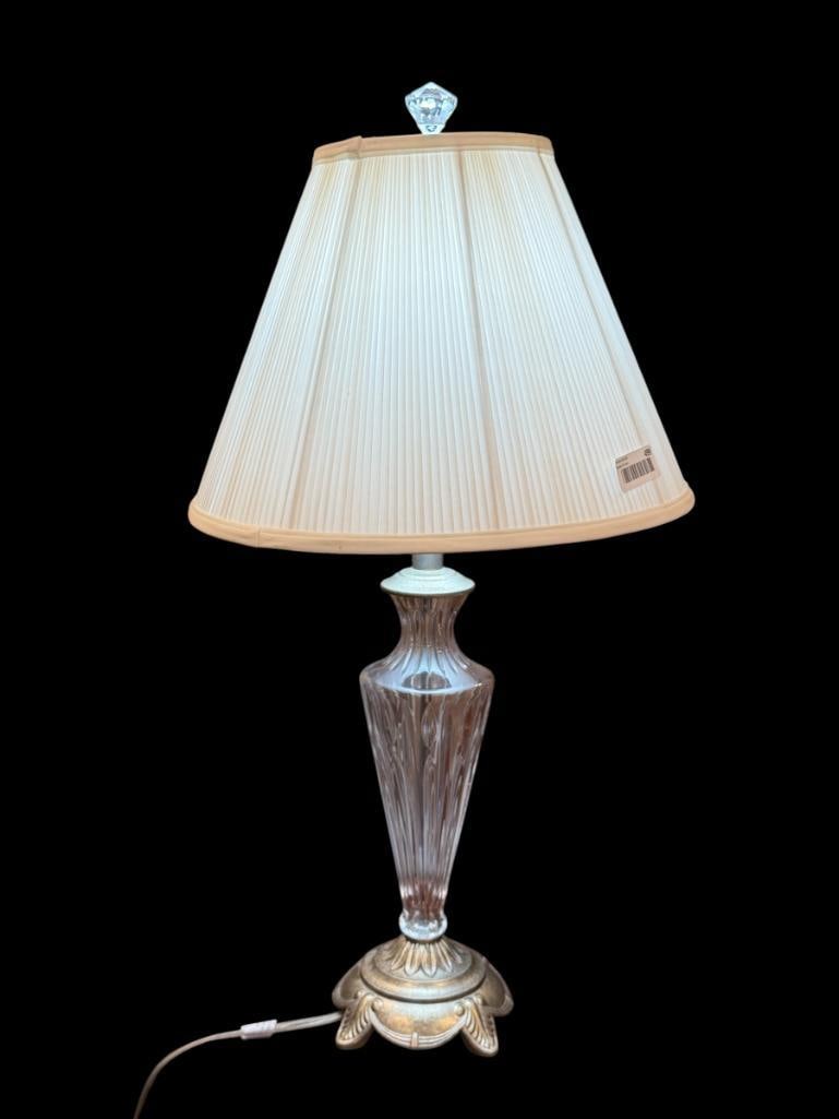 ELEGANT GLASS TABLE LAMP WITH DECORATIVE METAL BASE (1 of 7)