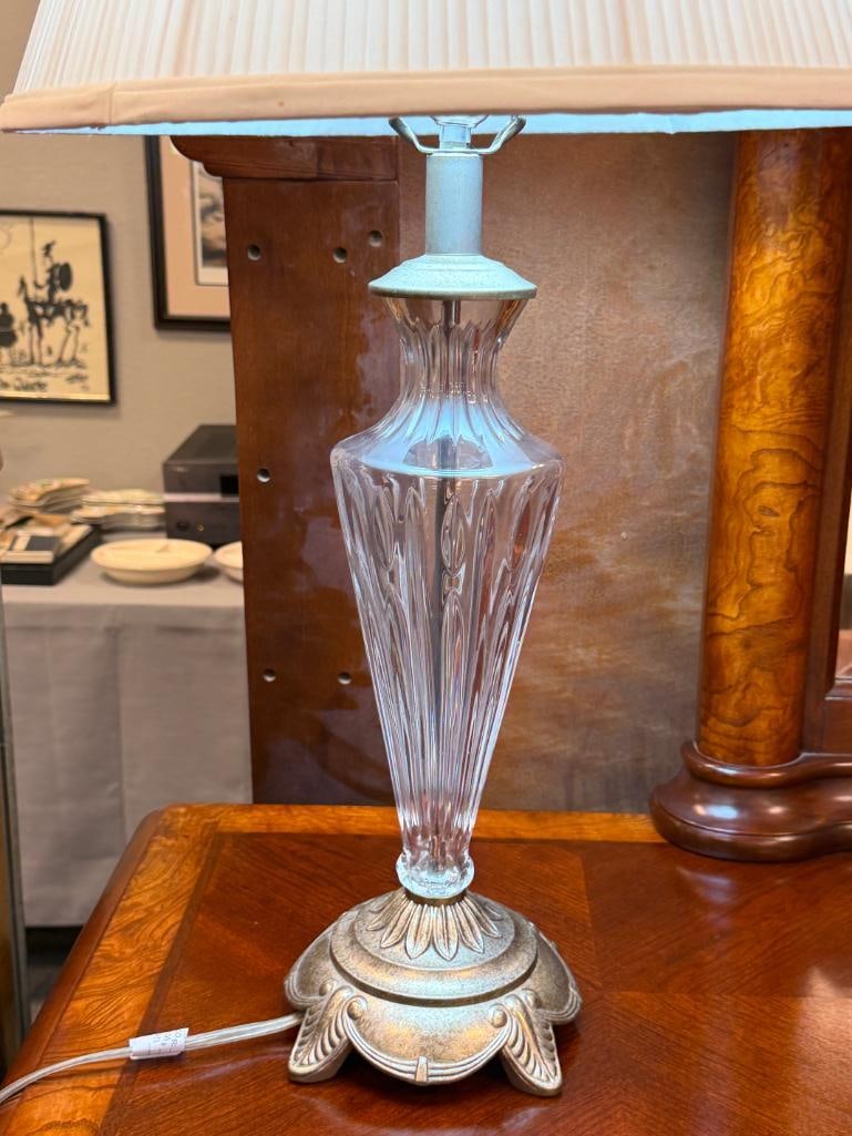 ELEGANT GLASS TABLE LAMP WITH DECORATIVE METAL BASE - 2
