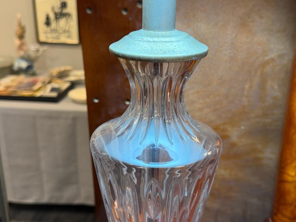 ELEGANT GLASS TABLE LAMP WITH DECORATIVE METAL BASE - 3