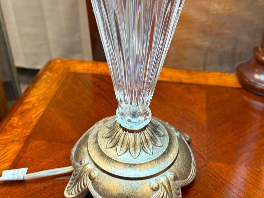 ELEGANT GLASS TABLE LAMP WITH DECORATIVE METAL BASE - 4