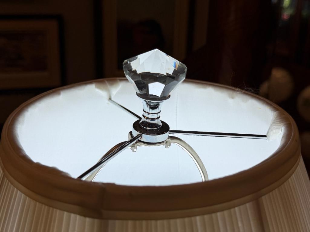 ELEGANT GLASS TABLE LAMP WITH DECORATIVE METAL BASE - 6