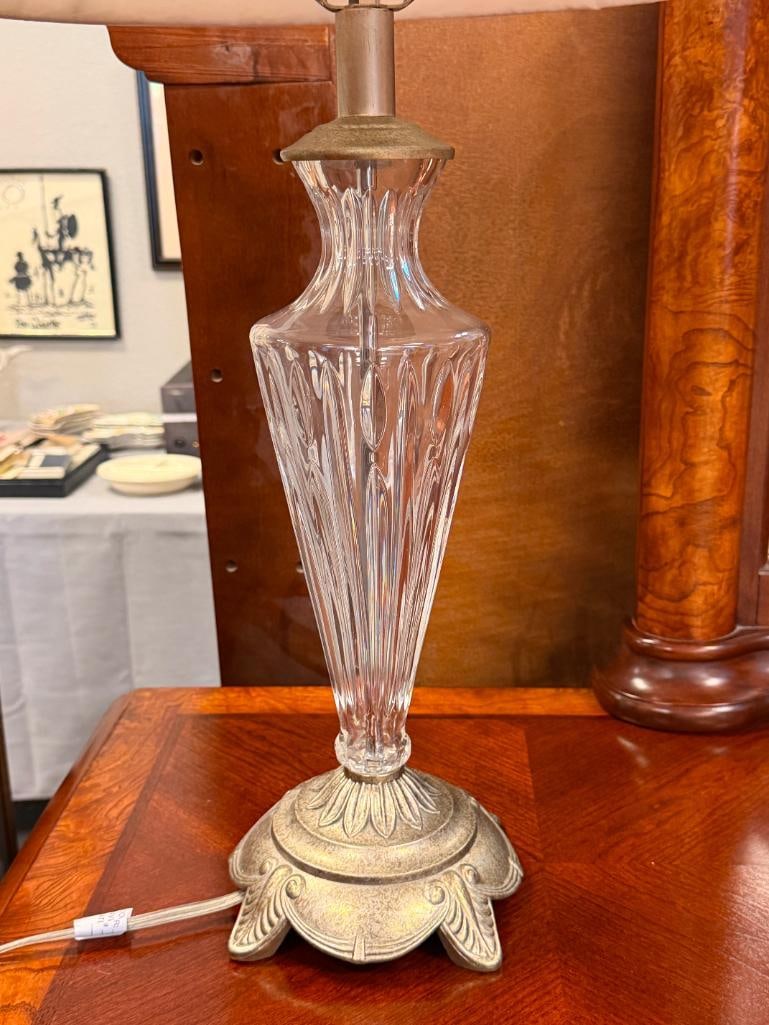 ELEGANT GLASS TABLE LAMP WITH DECORATIVE METAL BASE - 7
