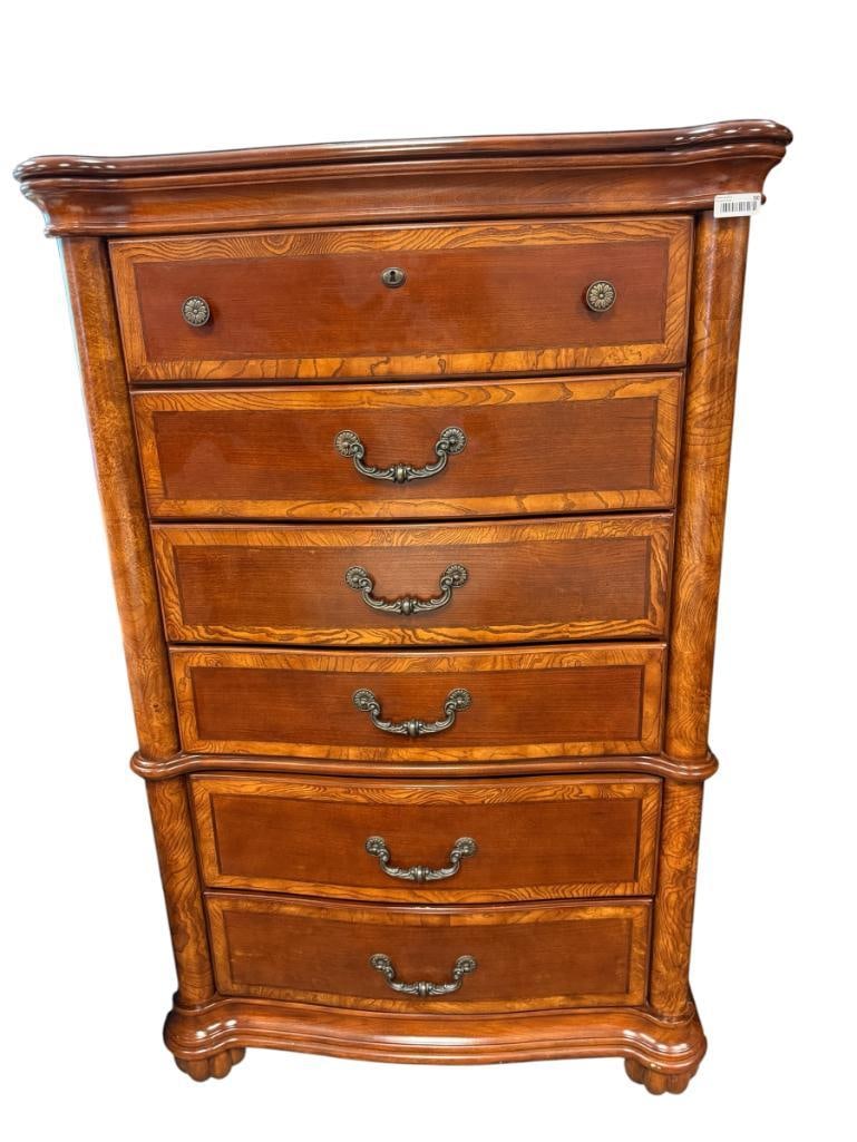 ELEGANT MEDIUM FINISH SIX DRAWER CHEST OF DRAWERS: FEATURES MIXED WOOD GRAIN WITH BRASS HARDWARE, IN LIKE-NEW CONDITION 39" X 19" X 62" 