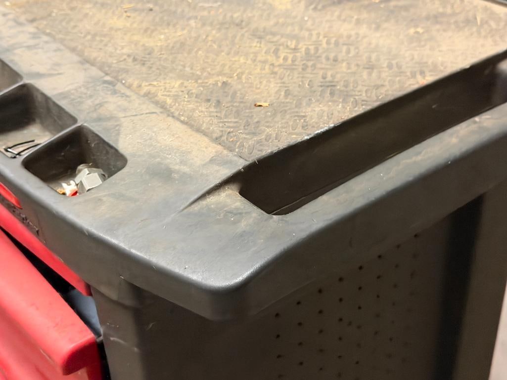RUBBERMAID FIVE DRAWER PLASTIC TOOLBOX - 5