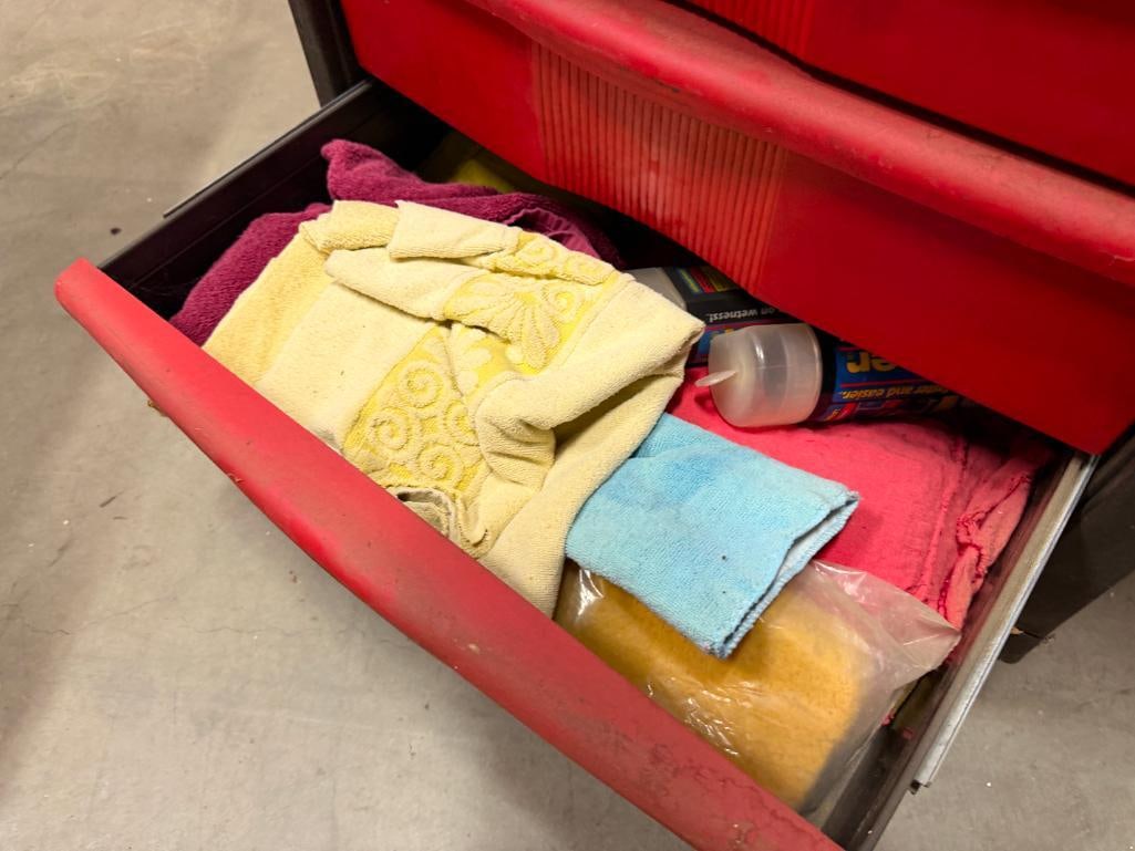 RUBBERMAID FIVE DRAWER PLASTIC TOOLBOX - 8