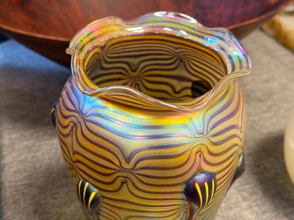 20TH CENTURY HAND BLOWN IRIDESCENT ART GLASS VASE PULLED FEATHERS DESIGN WITH APPLIED TADPOLES - 2