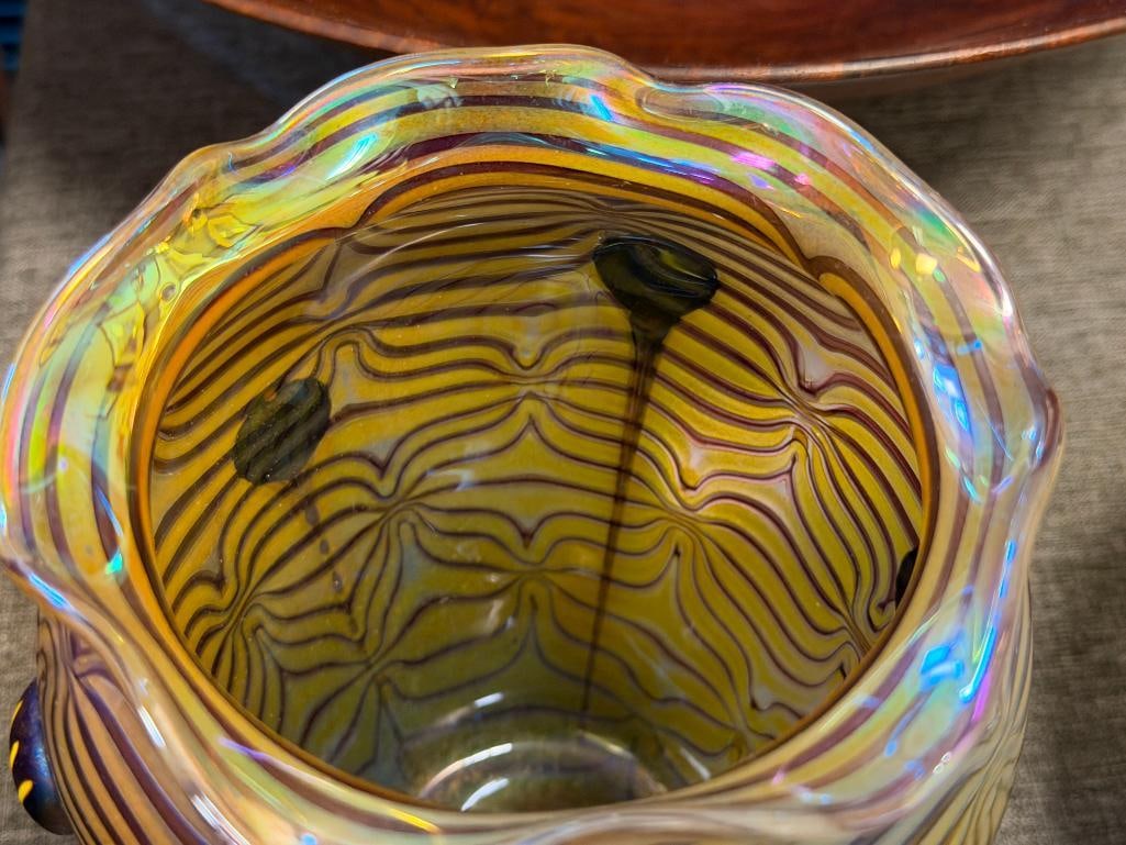 20TH CENTURY HAND BLOWN IRIDESCENT ART GLASS VASE PULLED FEATHERS DESIGN WITH APPLIED TADPOLES - 5
