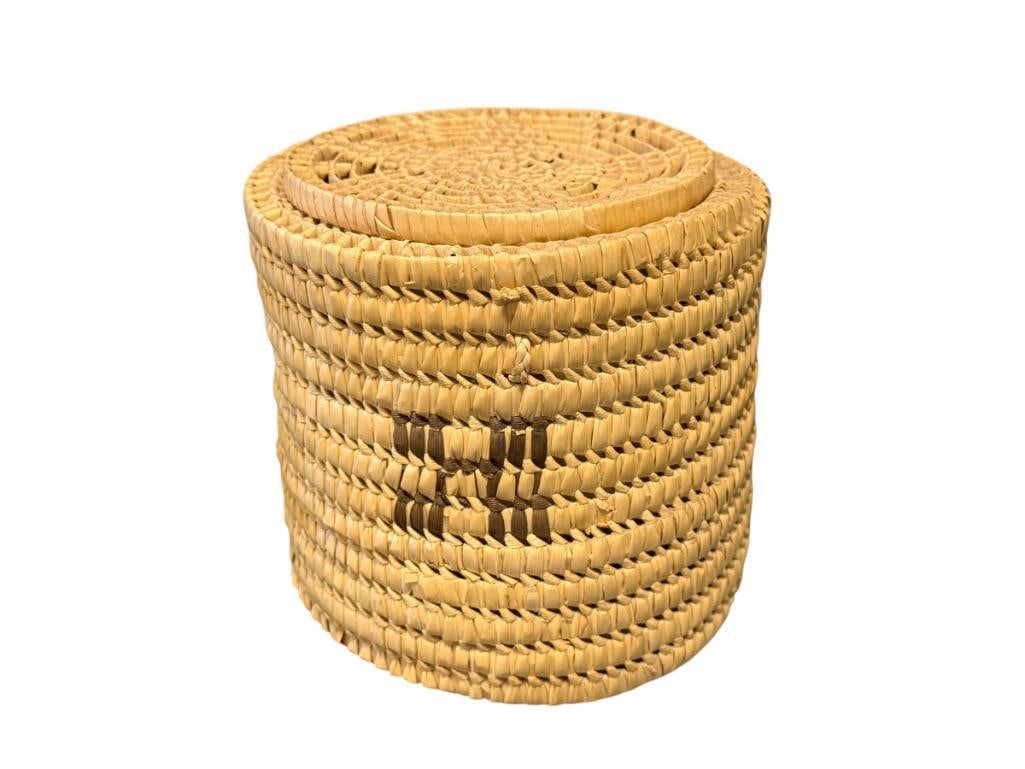 VINTAGE BOHO BOHEMIAN STYLED STRAW LIDDED BASKET WITH GEOMETRIC DESIGN: STAR DESIGN LIDDED TOP, IN GOD CONDITION NO HEAVY WEAR 6"
