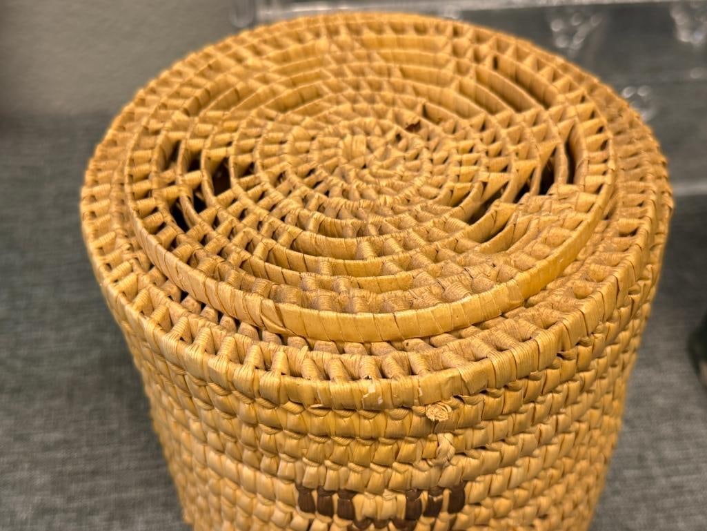 VINTAGE BOHO BOHEMIAN STYLED STRAW LIDDED BASKET WITH GEOMETRIC DESIGN - 2