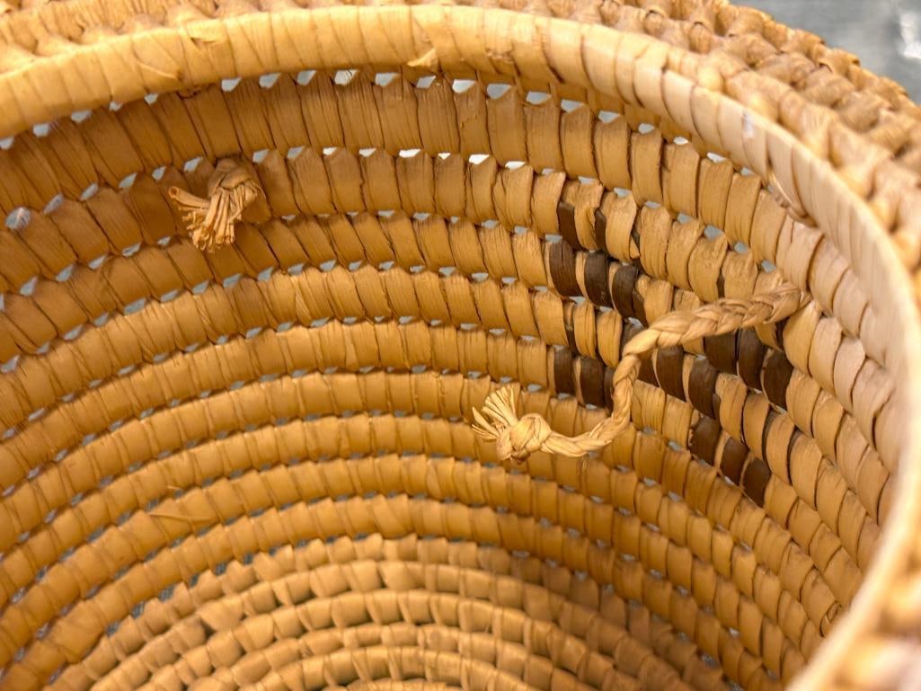 VINTAGE BOHO BOHEMIAN STYLED STRAW LIDDED BASKET WITH GEOMETRIC DESIGN - 6