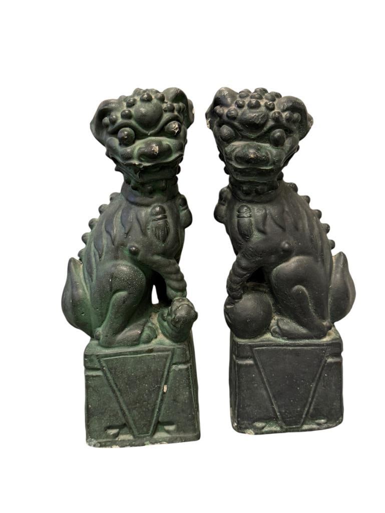 PAIR OF CHINESE FENG SHUI FOO DOGS GUARDIAN DOGS STATUES IN CAST CEMENT (1 of 8)