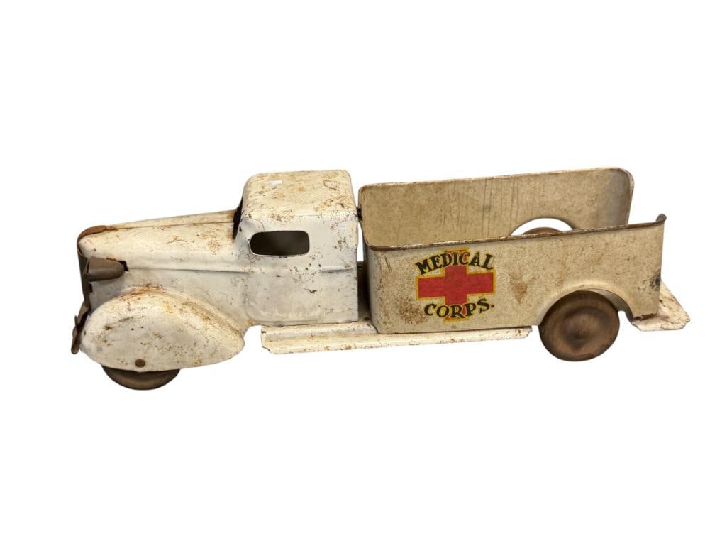 1930'S WYANDOTTE TOYS PRESSED STEEL MEDICAL CORPS AMBULANCE TRUCK WITH WOODEN WHEELS (1 of 8)