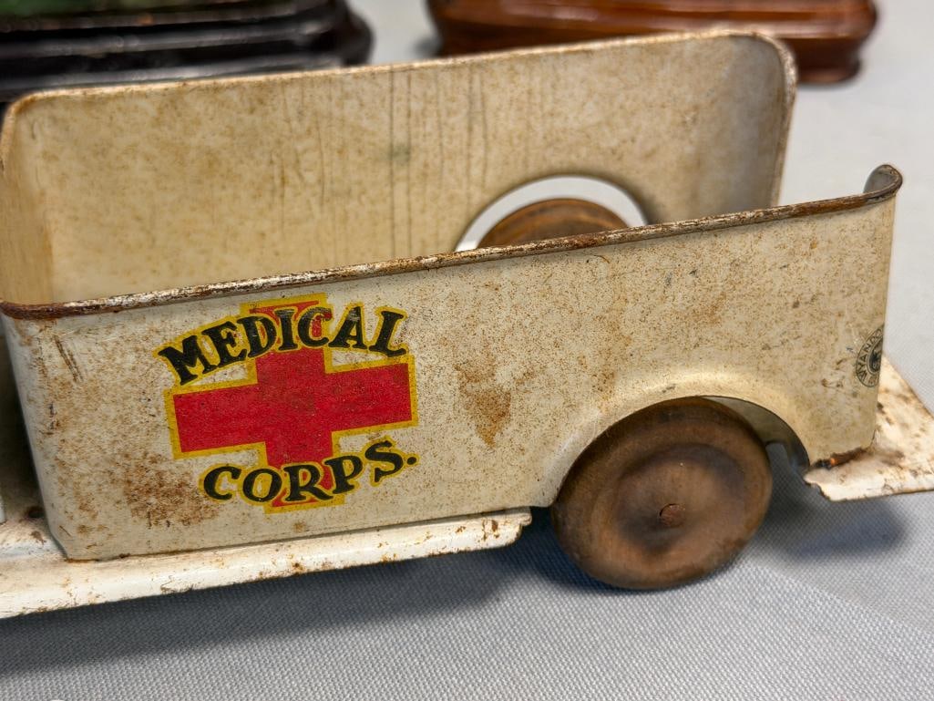 1930'S WYANDOTTE TOYS PRESSED STEEL MEDICAL CORPS AMBULANCE TRUCK WITH WOODEN WHEELS - 3
