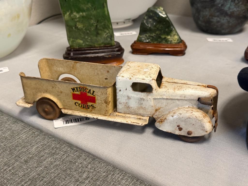 1930'S WYANDOTTE TOYS PRESSED STEEL MEDICAL CORPS AMBULANCE TRUCK WITH WOODEN WHEELS - 5