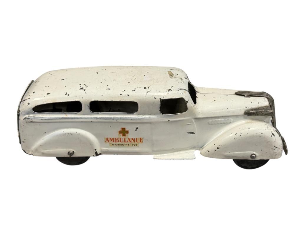 1930'S WYANDOTTE TOYS PRESSED STEEL AMBULANCE WITH WOODEN WHEELS (1 of 7)