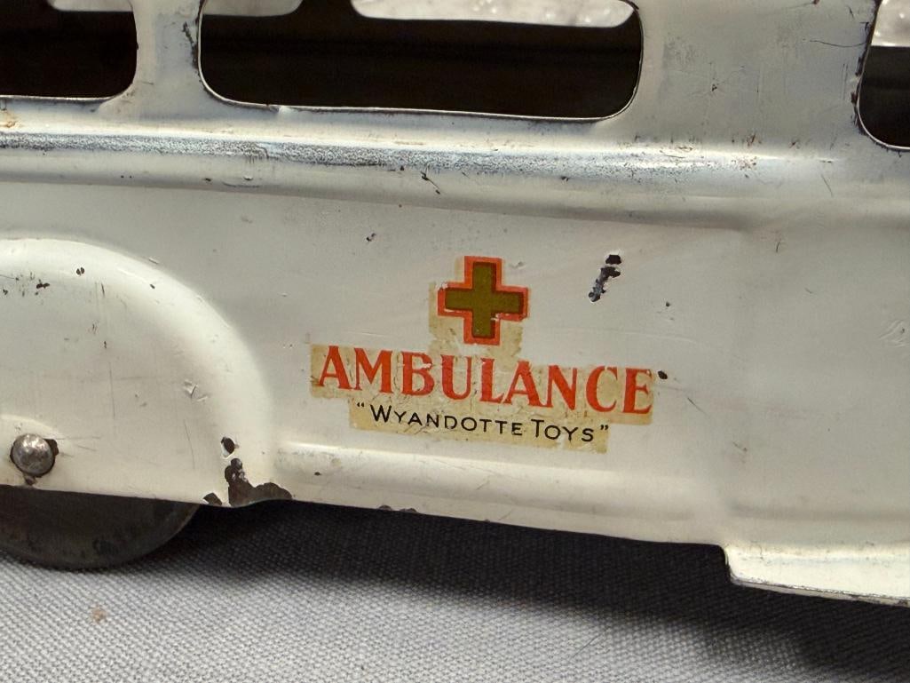 1930'S WYANDOTTE TOYS PRESSED STEEL AMBULANCE WITH WOODEN WHEELS - 3