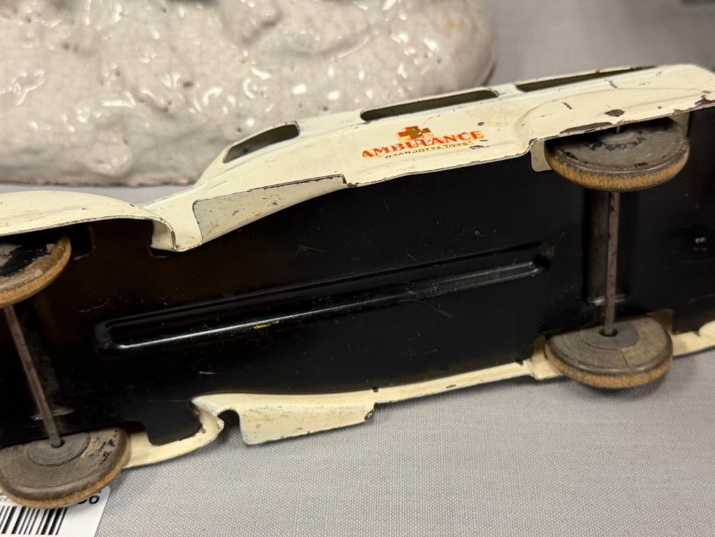 1930'S WYANDOTTE TOYS PRESSED STEEL AMBULANCE WITH WOODEN WHEELS - 7