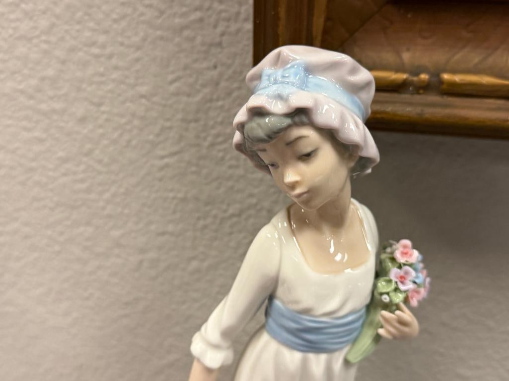 LLADRO FINE PORCELAIN FIGURINE WILD FLOWER NO. 5030 DESIGNED BY VICENTE MARTINEZ RETIRED 1994 - 2