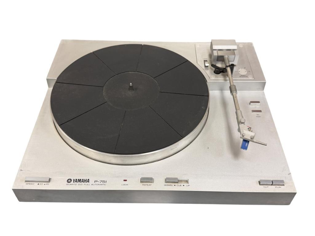 EARLY 1980'S YAMAHA P-751 QUARTZ DD FULL AUTOMATIC TURNTABLE 33 / 45 RPM (1 of 8)