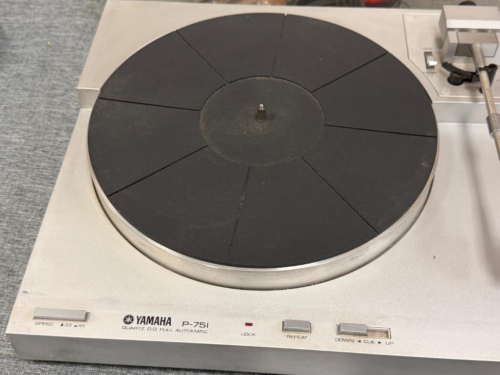 EARLY 1980'S YAMAHA P-751 QUARTZ DD FULL AUTOMATIC TURNTABLE 33 / 45 RPM - 2