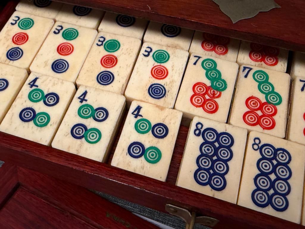 ANTIQUE CHINESE MAHJONG GAME PLAYING SET INCLUDES 144 BONE AND BAMBOO GAME TILES - 5